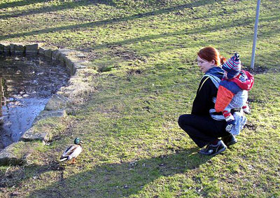 Kyra und Sbini und eine Ente