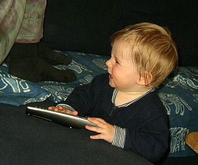 Kyra sitzt am Drücker