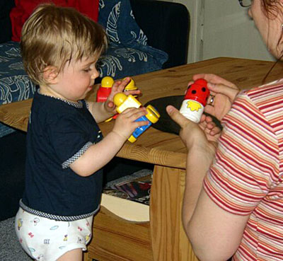 Kyra spielt mit ihrer Mama