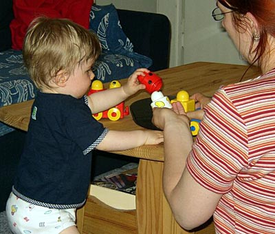 Kyra spielt mit ihrer Mama