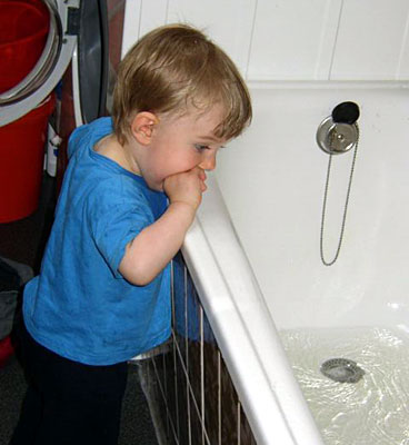 Kyra und der Strudel in der Badewanne