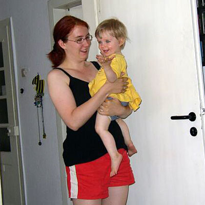 Sbini trägt Kyra auf ihren Händen