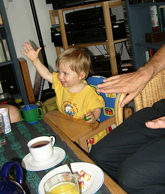 Sbini trägt Kyra auf ihren Händen